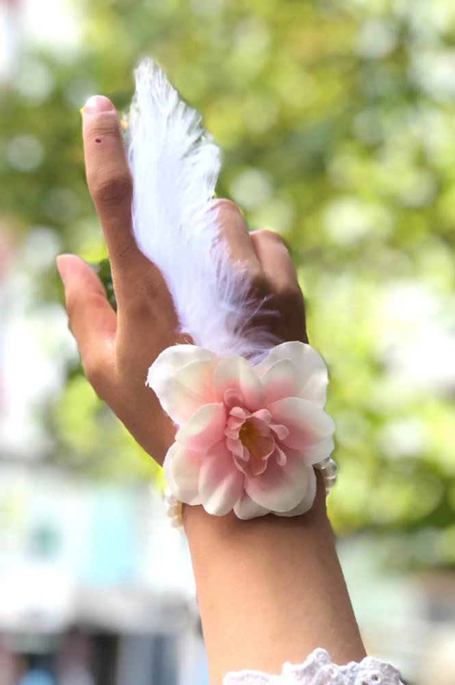 Bride to be Nedime Gelin Bilekliği Tüy ve İnci Boncuk Detaylı Somon Renkli Bekarlığa Veda Partisi Bilekliği 10 Adet (4812)