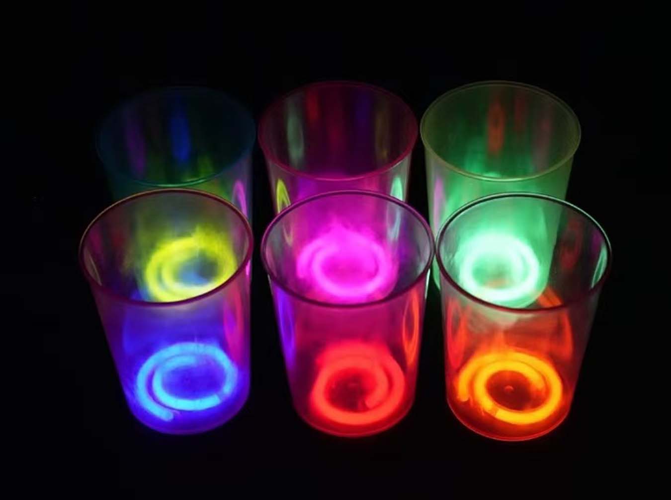 Karanlıkta Yanan Gece Işığı Mega Glow Bardaklar 8 Adet 8.5 x 10.5 cm (4812) Karanlıkta Yanan Gece Işığı Mega Glow Bardaklar 8 Adet 8.5 x 10.5 cm (4812)