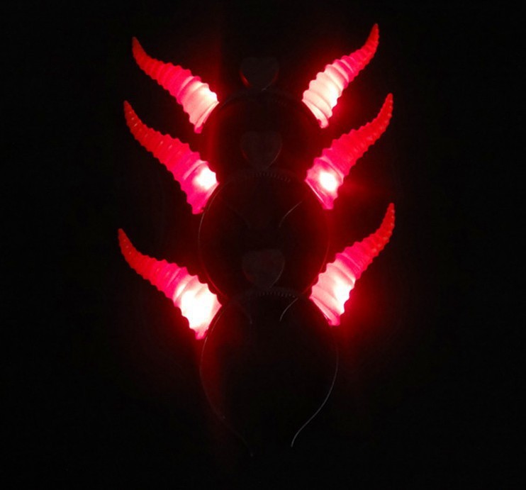Kırmızı Renk Led Işıklı Kıvrımlı Boynuz Taç 27x18 cm (4812)