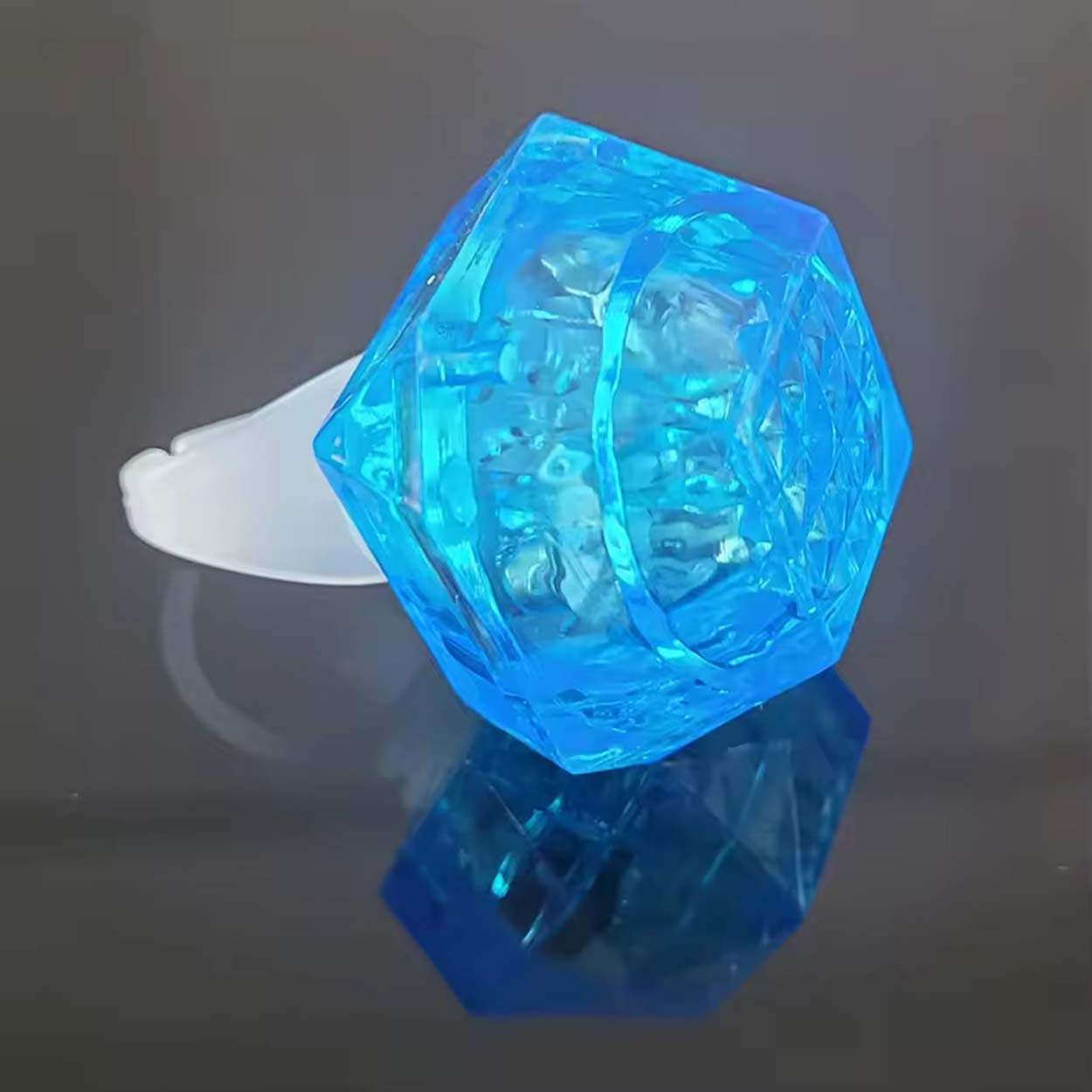 Kristal Tasarımlı Led Glow Işıklı 3 Modlu Mavi Yüzük 3.5 x 5 cm (4812)
