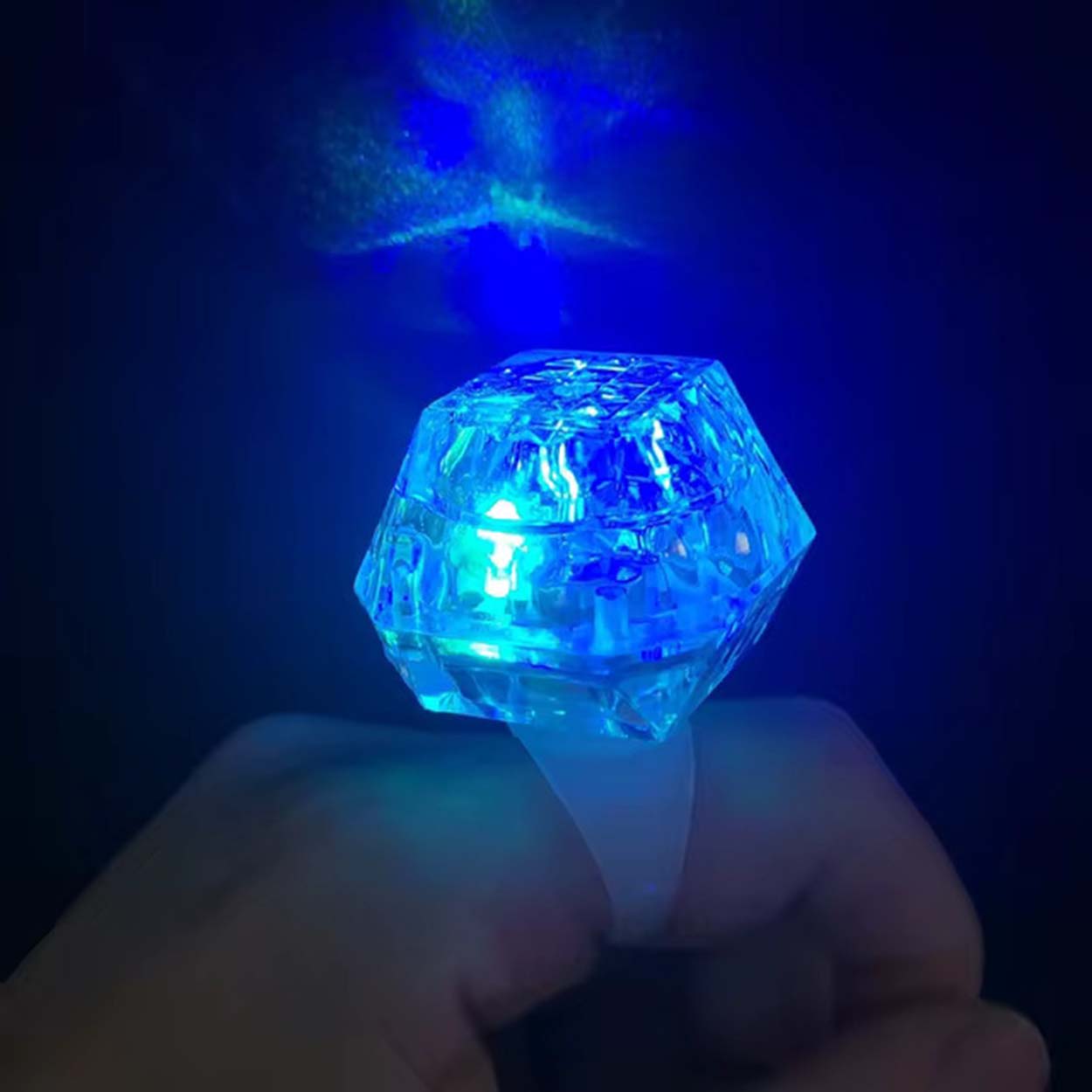 Kristal Tasarımlı Led Glow Işıklı 3 Modlu Mavi Yüzük 3.5 x 5 cm (4812) Kristal Tasarımlı Led Glow Işıklı 3 Modlu Mavi Yüzük 3.5 x 5 cm (4812)