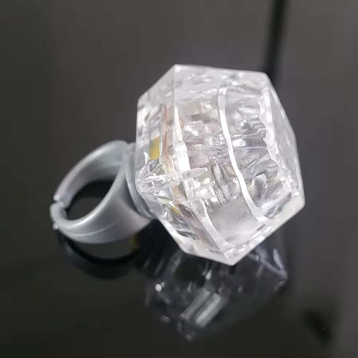 Kristal Tasarımlı Led Glow Işıklı 3 Modlu Gümüş Yüzük 3.5 x 5 cm (4812)