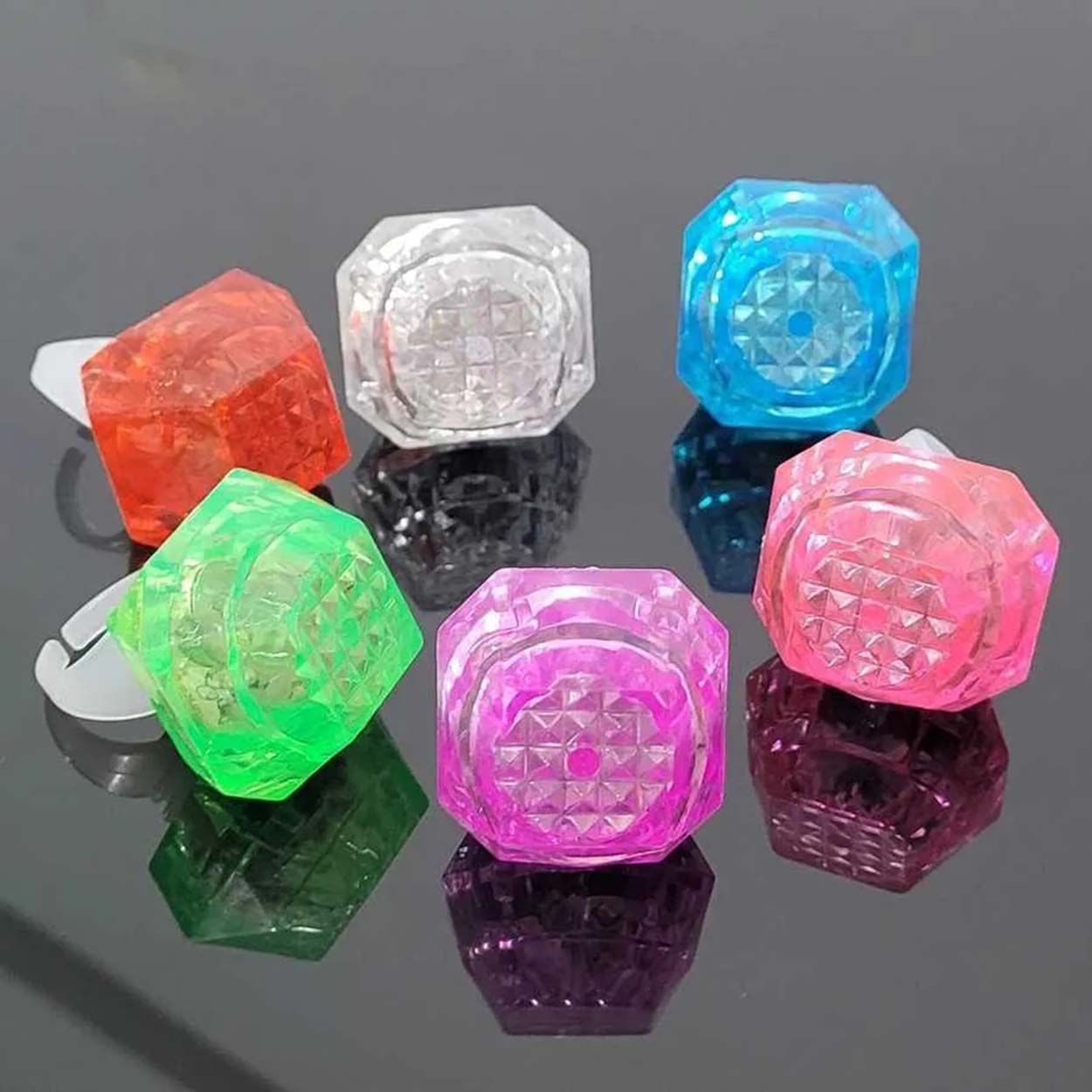 Kristal Tasarımlı Led Glow Işıklı 3 Modlu Gümüş Yüzük 3.5 x 5 cm (4812) Kristal Tasarımlı Led Glow Işıklı 3 Modlu Gümüş Yüzük 3.5 x 5 cm (4812)