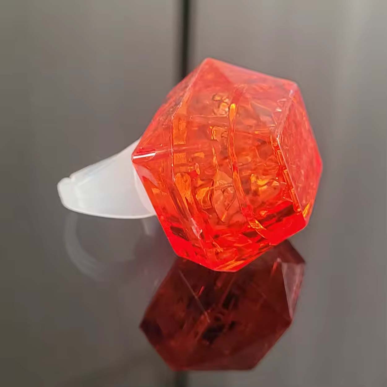 Kristal Tasarımlı Led Glow Işıklı 3 Modlu Kırmızı Yüzük 3.5 x 5 cm (4812)