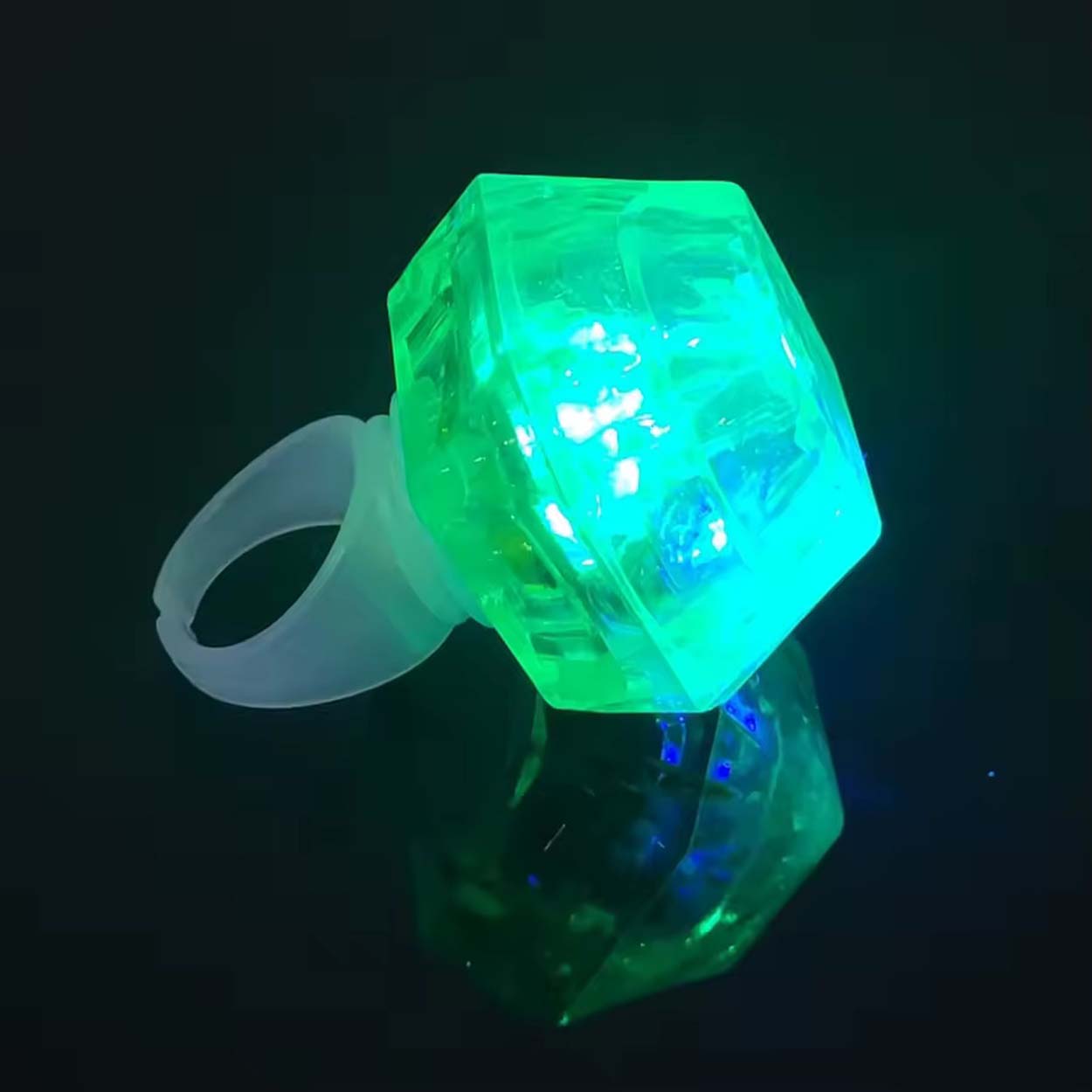 Kristal Tasarımlı Led Glow Işıklı 3 Modlu Yeşil Yüzük 3.5 x 5 cm (4812)