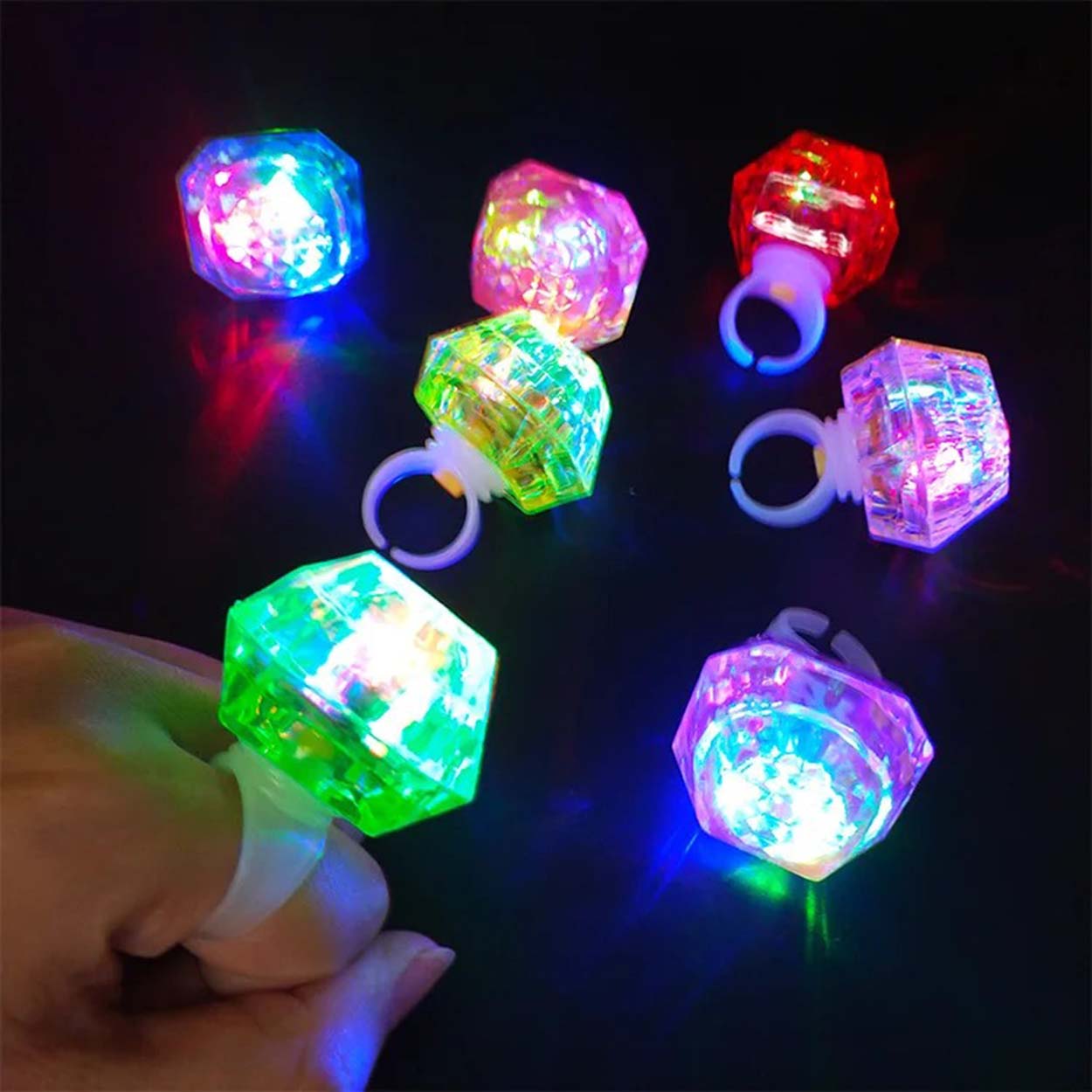 Kristal Tasarımlı Led Glow Işıklı 3 Modlu Yeşil Yüzük 3.5 x 5 cm (4812)