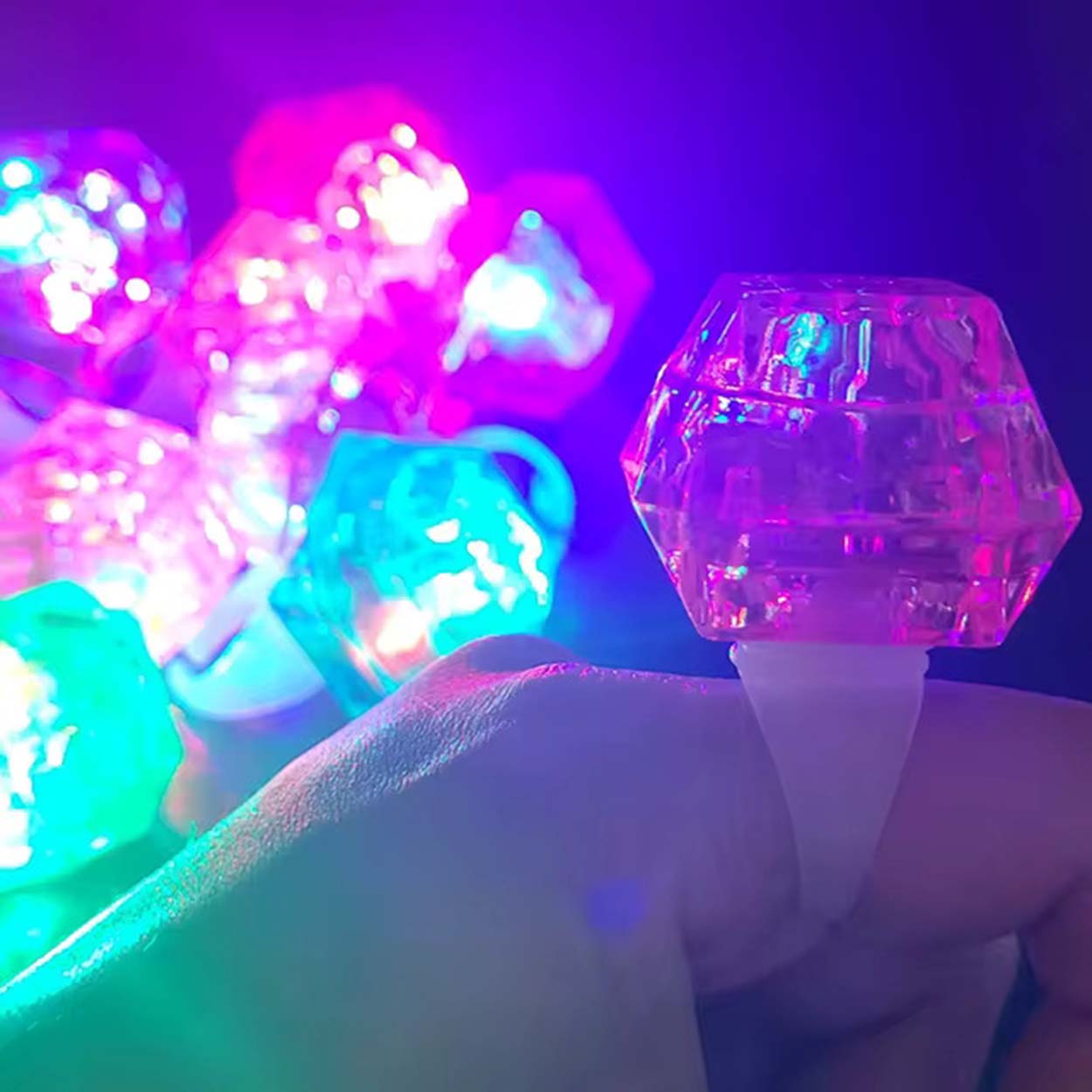 Kristal Tasarımlı Led Glow Işıklı 3 Modlu Mor Yüzük 3.5 x 5 cm (4812) Kristal Tasarımlı Led Glow Işıklı 3 Modlu Mor Yüzük 3.5 x 5 cm (4812)